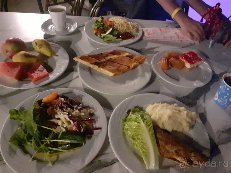 Отель большой красивый, старенький, но уютный.