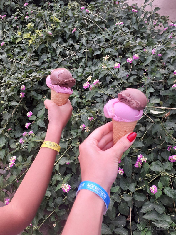 Отель большой красивый, старенький, но уютный.