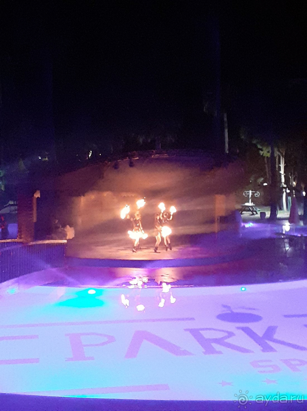 Отель большой красивый, старенький, но уютный.