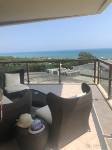 Весёлый , но не навязчиво шумный .