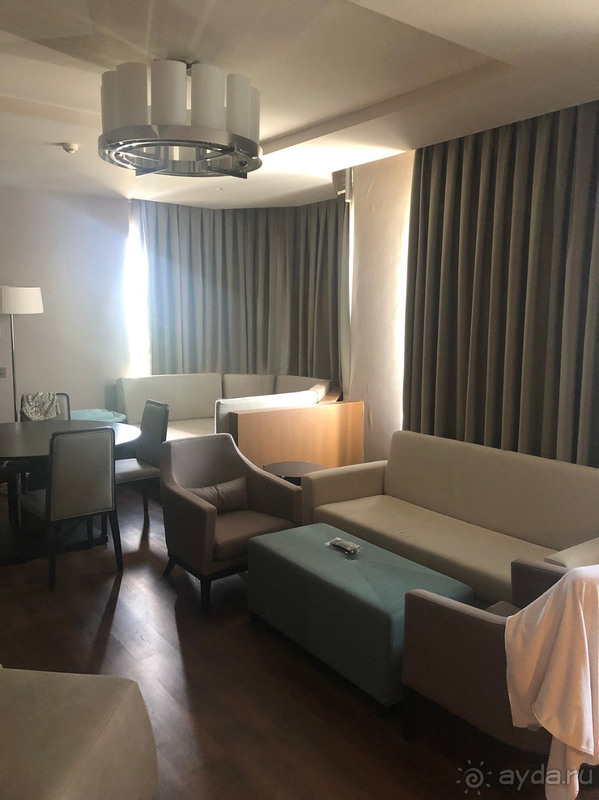 Весёлый , но не навязчиво шумный .