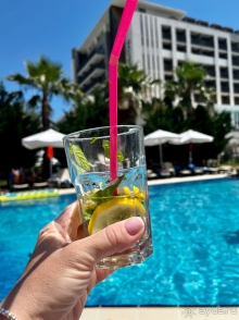 Я бы не назвала это отелем 5 звезд. И никакой он не семейный. Формат санатория для 50+