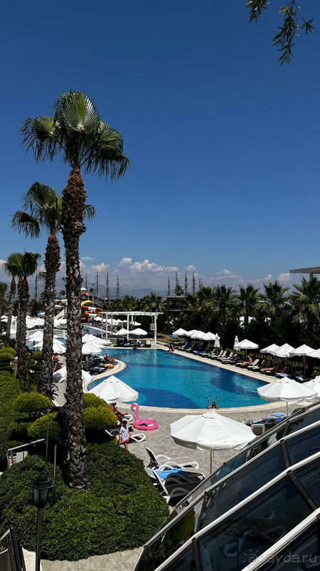 Я бы не назвала это отелем 5 звезд. И никакой он не семейный. Формат санатория для 50+