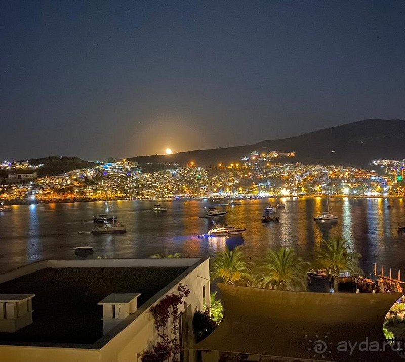 Красивый отель с хорошим бассейном и отличными видами