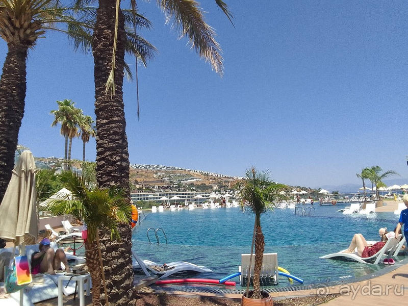 Красивый отель с хорошим бассейном и отличными видами