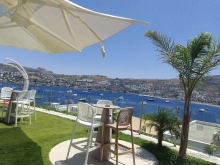 Красивый отель с хорошим бассейном и отличными видами