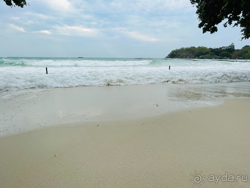 Милый пляжный отель с бассейном