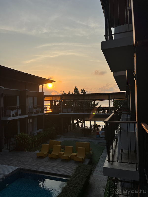 Милый пляжный отель с бассейном