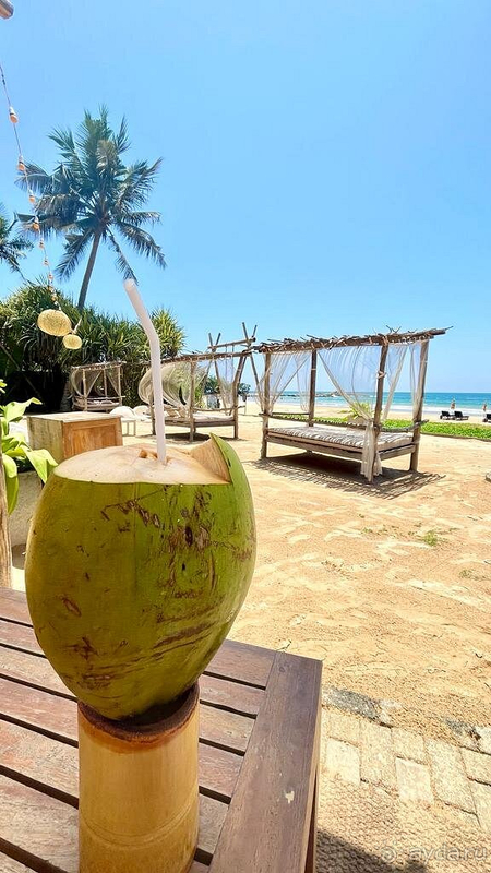 Людей на пляже мало, чувствуется свобода.