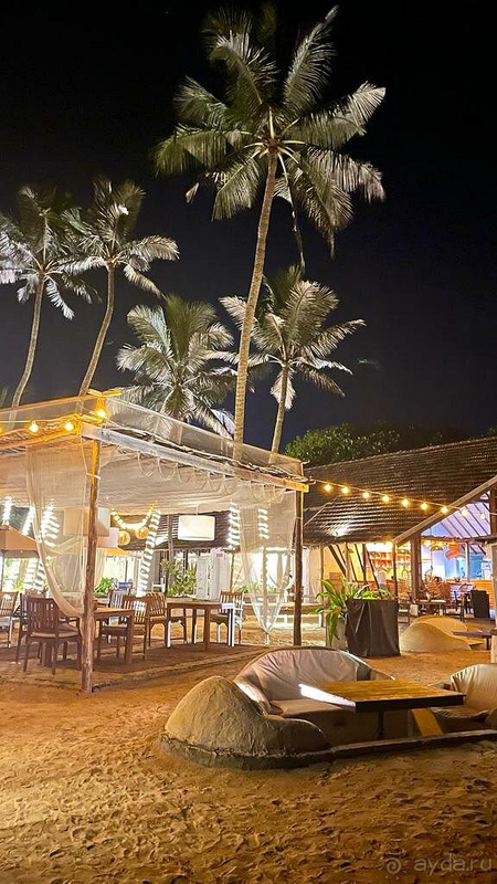 Людей на пляже мало, чувствуется свобода.