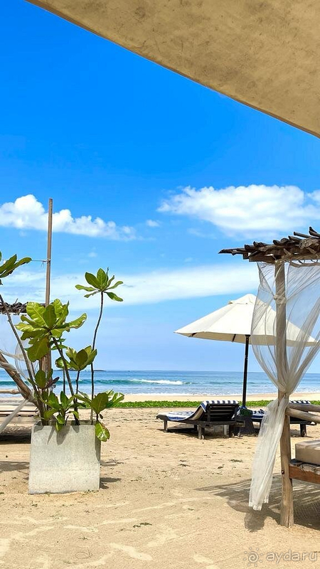 Людей на пляже мало, чувствуется свобода.