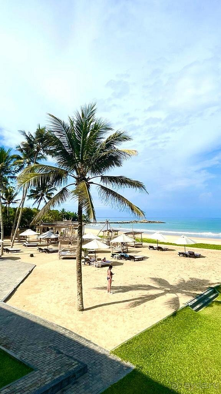 Людей на пляже мало, чувствуется свобода.