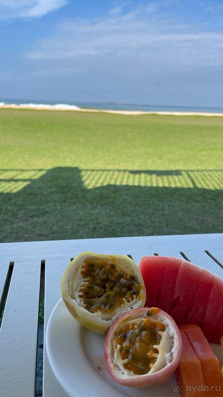 Людей на пляже мало, чувствуется свобода.