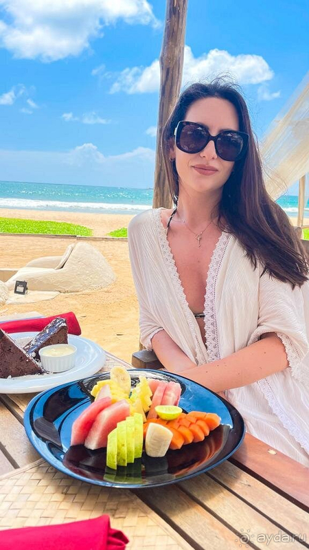 Людей на пляже мало, чувствуется свобода.