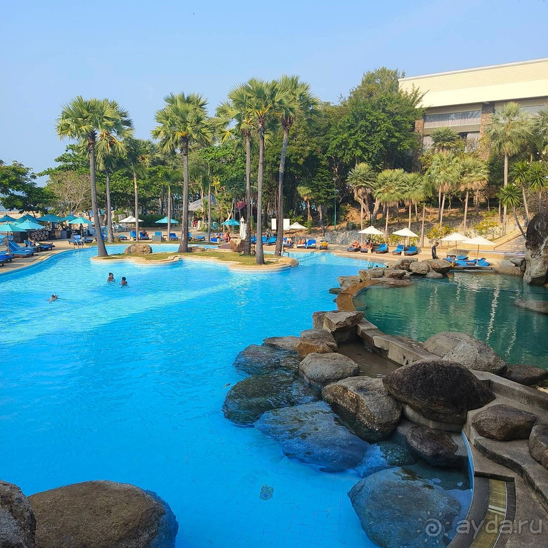 Отель вроде и не плох, но на 4 звезды не тянет.