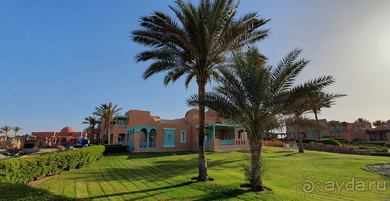 Красивый отель на берегу моря