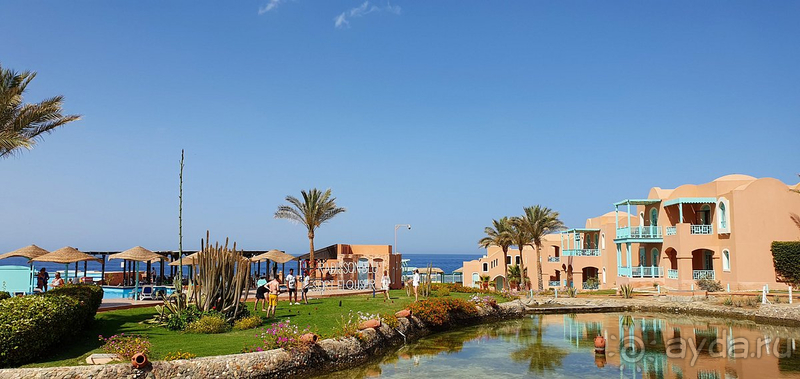 Красивый отель на берегу моря