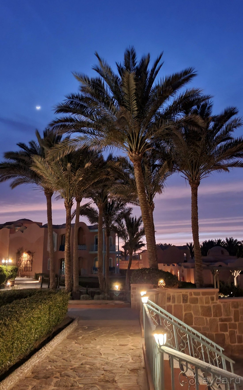 Красивый отель на берегу моря