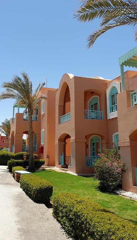 Красивый отель на берегу моря