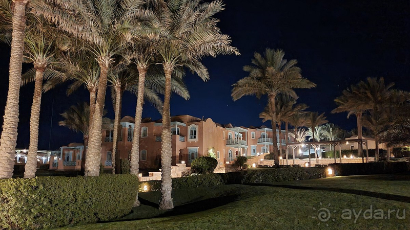 Красивый отель на берегу моря