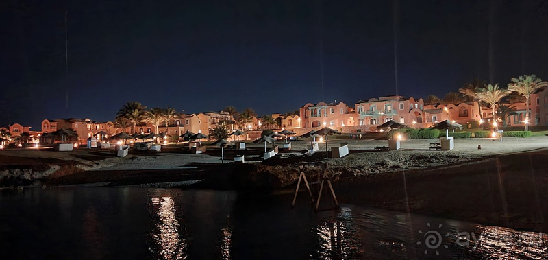 Красивый отель на берегу моря