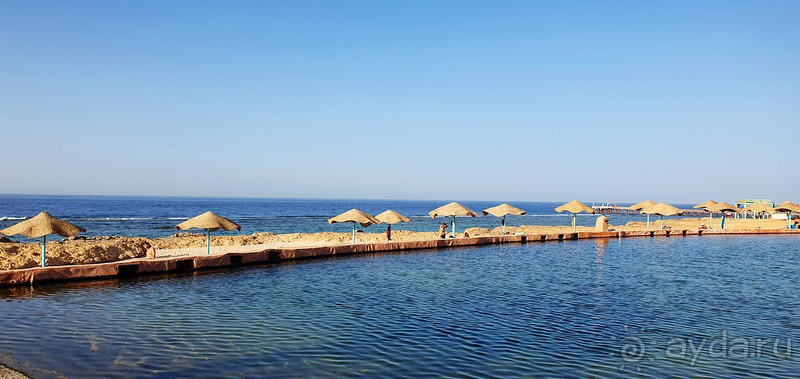 Красивый отель на берегу моря