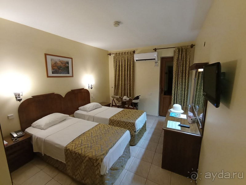 Средненький отель Средненький отель