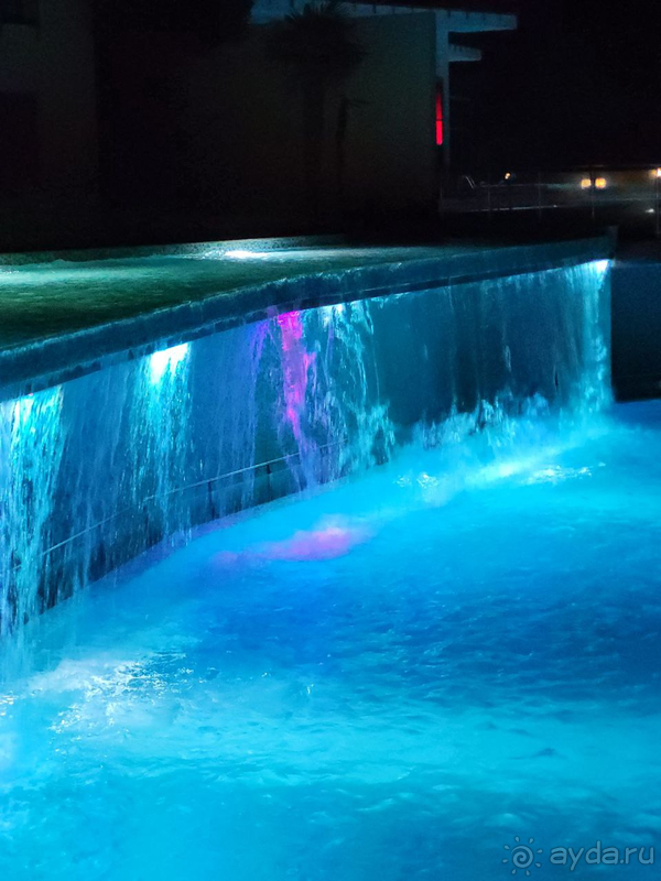 Соотношение цены и качества на момент нашей поездки. Отличный премиум, были на вилле. Был с семьёй