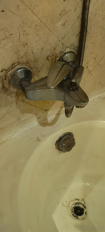 Убогий отель без сервиса и ремонта