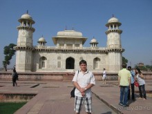 Индия.  Ноябрь 2011 г.  "Русский? Сто рупий давай!"