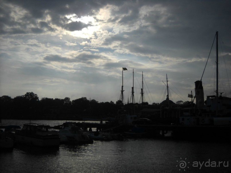 Вид на бухту. В хорошую погоду обязательно надо покататься по этим водам на кораблике - если уж не на полноценную экскурсию отважиться, то хотя бы сплавать паромом с одного острова на другой...