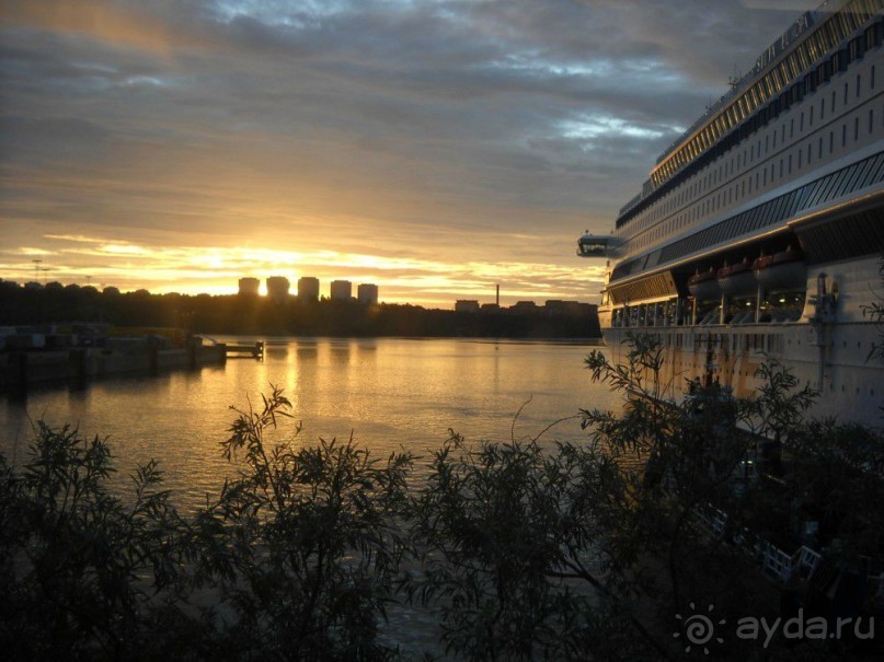 Утро в Стокгольме. Едва сойдя с парома на шведскую землю, мы сразу ощутили свежий ветер с Балтики...