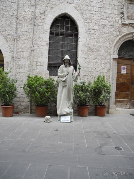 Ассизи. Мим, который заставил расширившееся сердце вытеснить через ноздри все легкие. Просто он был совсем как памятник, и я еще подумала: " какие молодцы, сохраняют свои скульптуры и памятники в таком хорошем состоянии. что даже не окисляются."