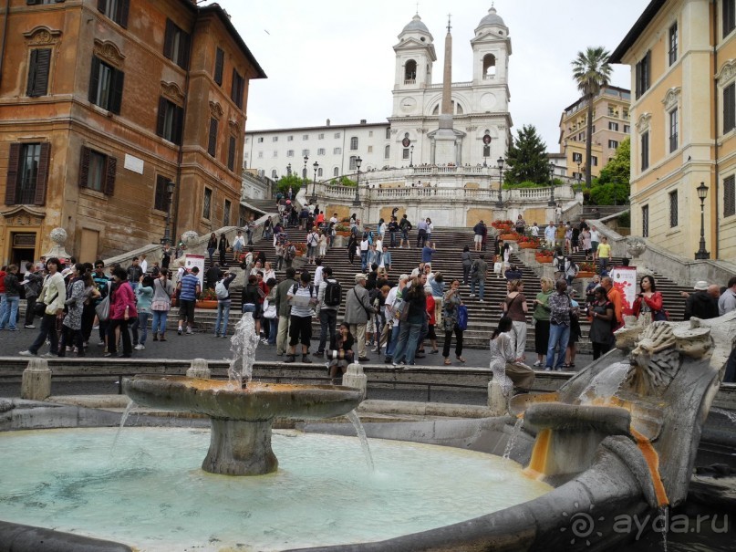 Рим. Испанская лестница, известковый туф – травертин- когда намокает, становится очень скользким, так что спуск по нему усложняется