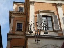 Рим. Кот. Это создание притаилось, так. что с первого раза его и нее заметишь, однако оно смотрит именно туда, где закопан клад. На протяжении многих веков клад так и не удалось найти, ибо не удается понять, куда же всё-таки он смотрит