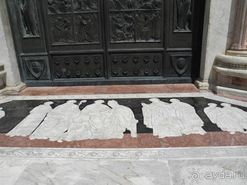 Сиена. Центральный собор Девы Марии. Мраморная картина перед входом