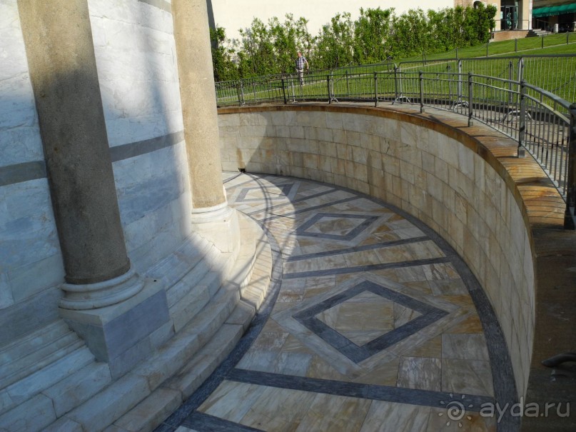 Пиза. Тяжелая мраморная башня продавила грунт