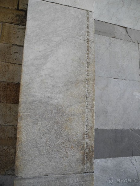 Пиза. Когти Дьявола на баптистерии