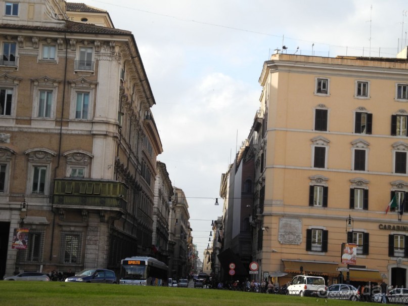 Рим. Слева расположен дворец Наполеона, где с 1818 года жила мать Наполеона Летиция Рамолино. 
Справа здание, с которого Муссолини принимал парад