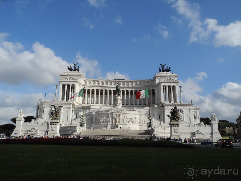 Рим. Площадь Венеции. Монумент первому королю объединенной Италии Виктору Эммануилу II (Витториано)