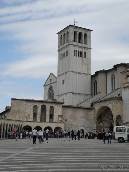 Ассизи. Фасад верхней церкви