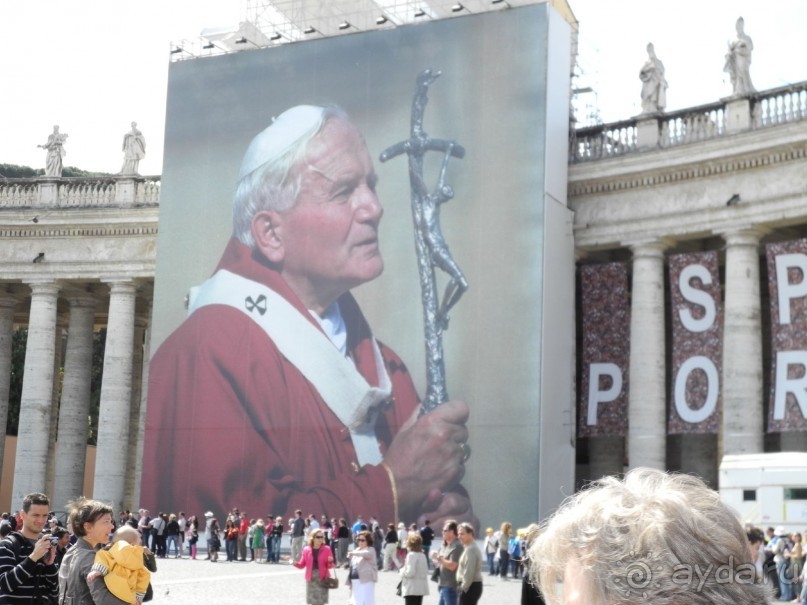 Ватикан. Портрет Папы на площади