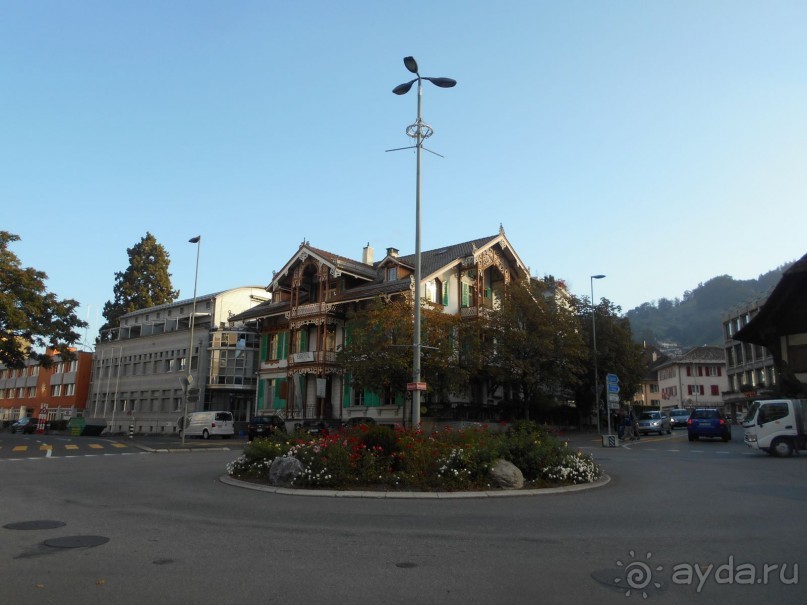 Средневековый замок перед окном