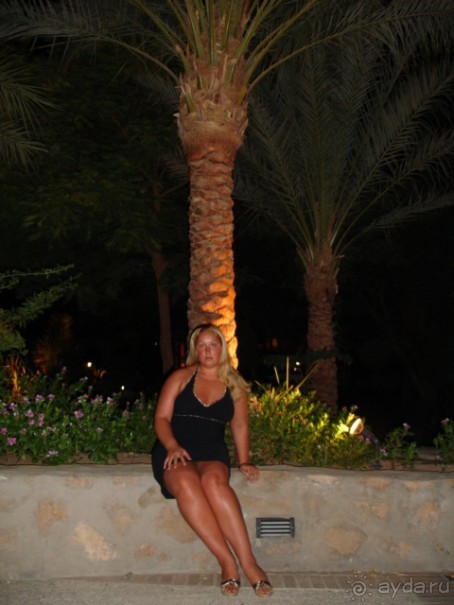 В саду рядом с номером