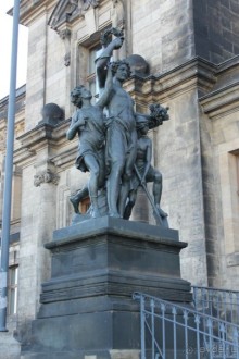 Восстающий из руин Дрезден.