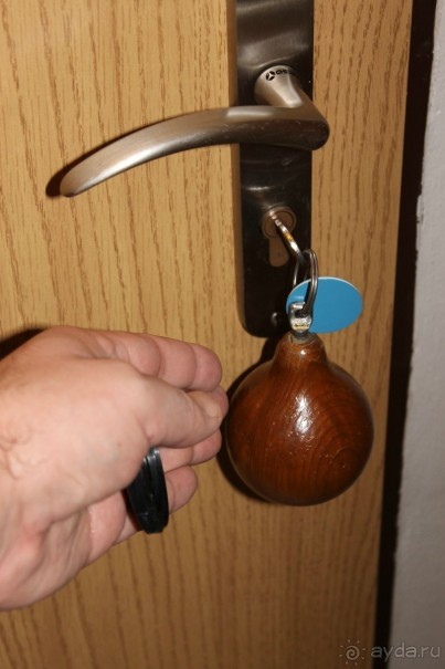 Оригинальная деревянная "груша" на ключе не позволит забыть отдать ключ на ресепшене при выходе )
