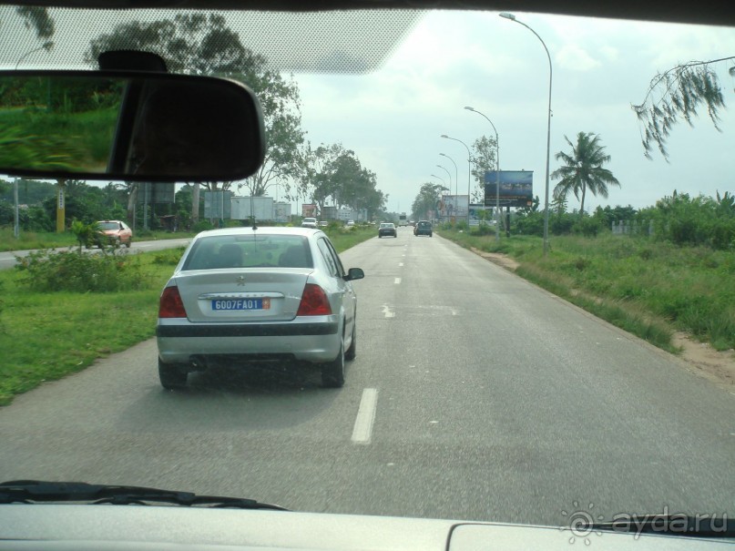 Дорога в город, справа - база Французского Иностранного Легиона.