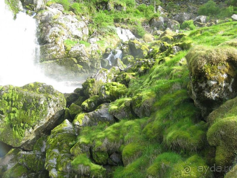 у подножья водопада