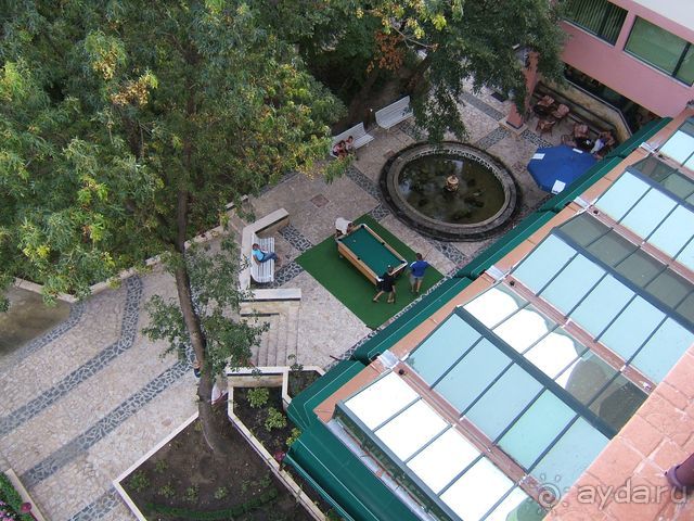 Вид с балкона на внутренний дворик