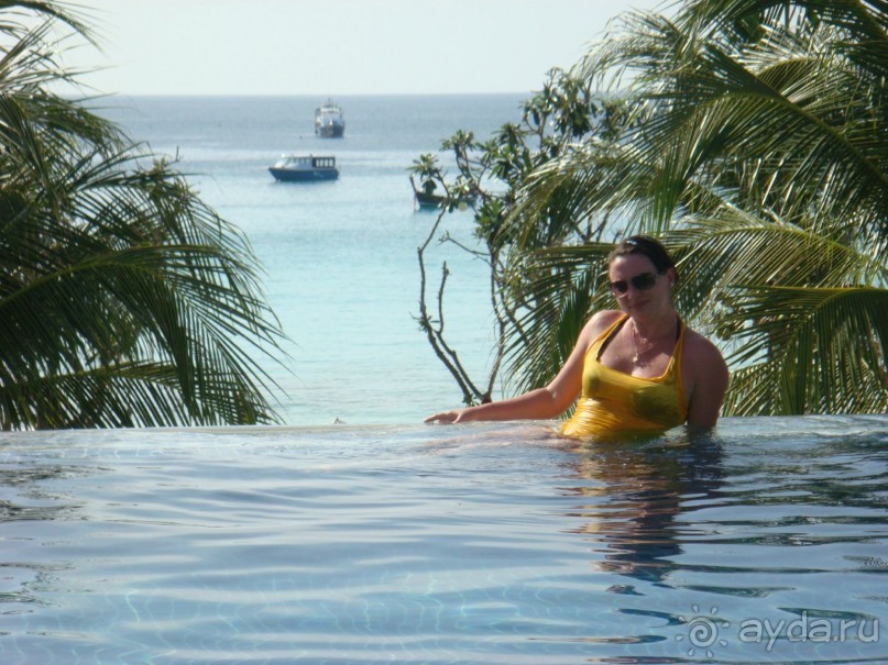 Бассейн перед рестораном.